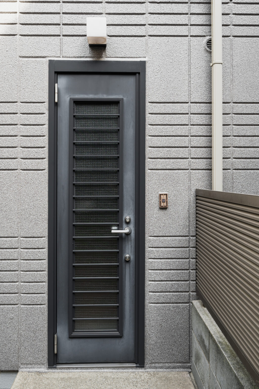 narrow-house-entrance-japan-building