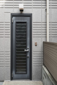 narrow-house-entrance-japan-building